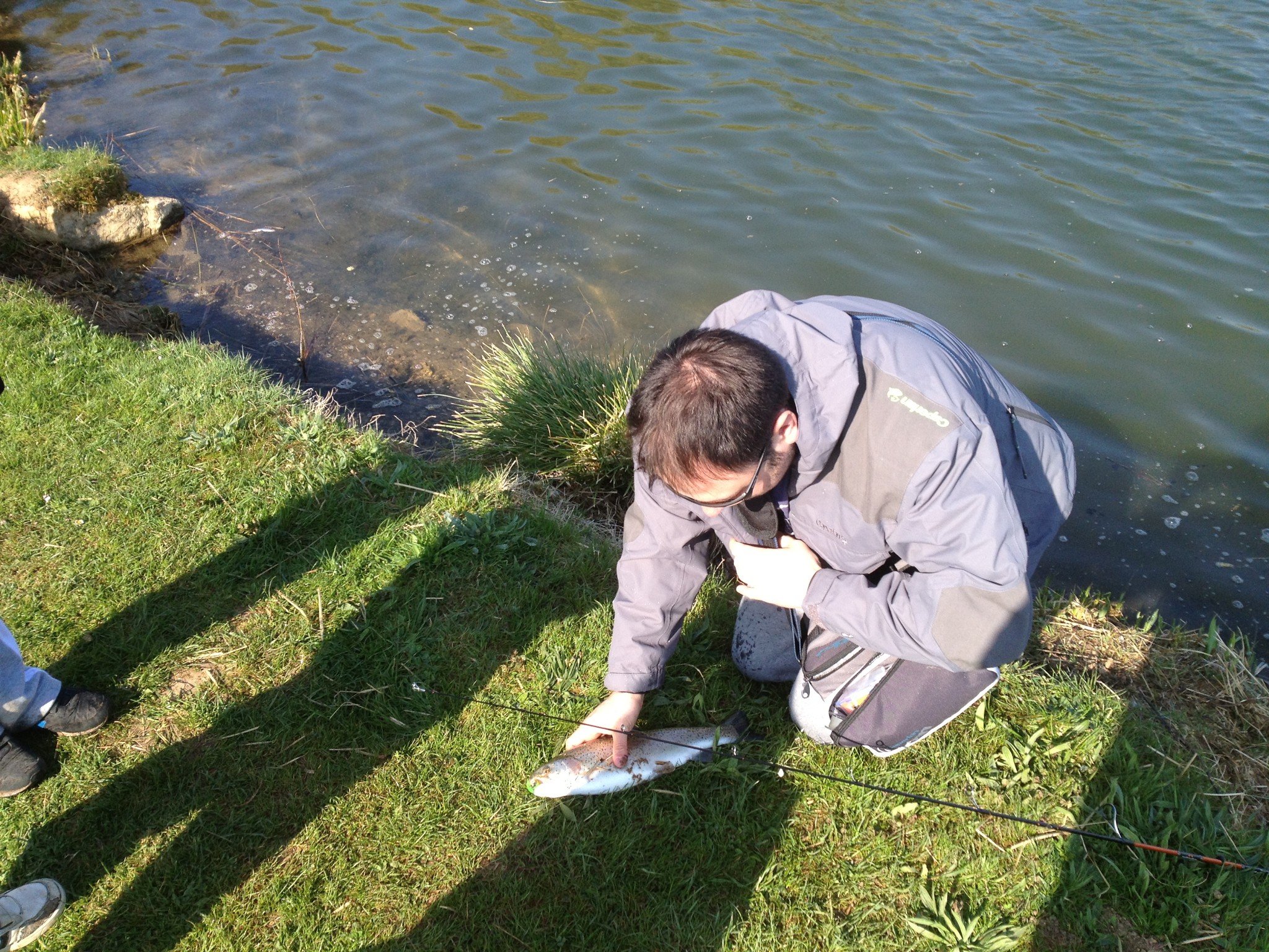 La pêche de vidéo en automne spinning
